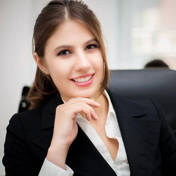 Junge Sekretärin Schreibtisch Einem Modernen Büro — Stockfoto