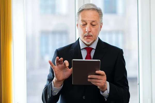 Senior Zakenman Staat Houdt Een Digitale Tablet Zijn Hand — Stockfoto