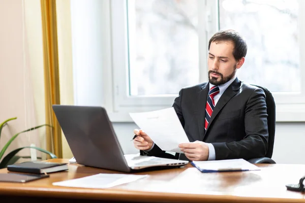 Geschäftsmann Bei Der Arbeit Seinem Büro — Stockfoto