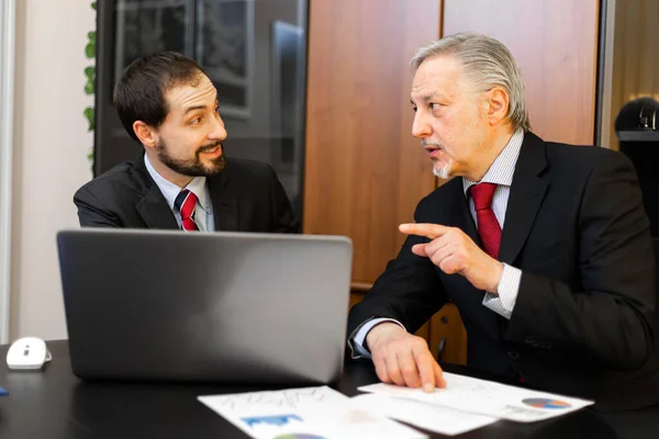 Zwei Geschäftspartner Diskutieren Pläne Oder Ideen Bei Treffen — Stockfoto