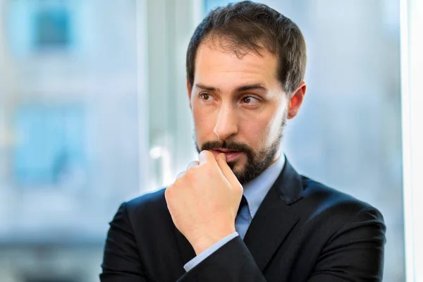 Portrait Homme Affaires Réfléchi Dans Son Bureau Moderne — Photo