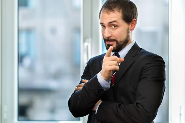 Homme Affaires Souriant Dans Son Bureau Pointant Son Doigt Vers — Photo