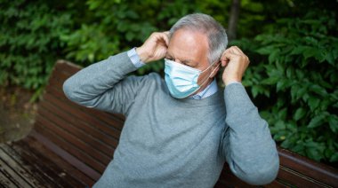 Kıdemli adam Coperid ya da Coronavirus maskesini takıyor.