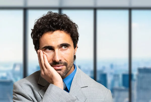 Jonge Zakenman Een Bedachtzame Uitdrukking — Stockfoto