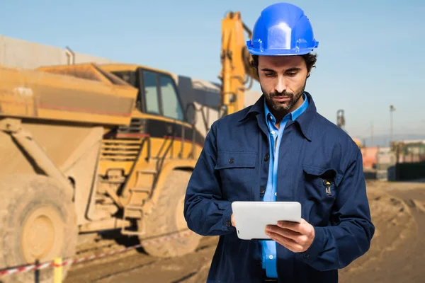 Especialista Construção Usando Tablet — Fotografia de Stock