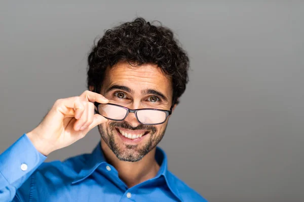 Retrato Hombre Guapo Sosteniendo Anteojos —  Fotos de Stock