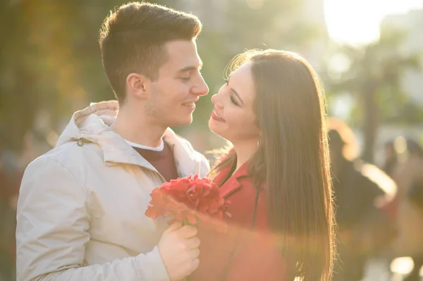 Genç Çift Dışarıda Sevgiyle Sarılıyorlar Çiçek Buketi Tutuyorlar — Stok fotoğraf
