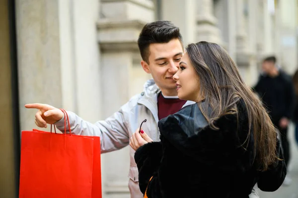 年轻夫妇在商店橱窗里购物时看起来很兴奋 — 图库照片