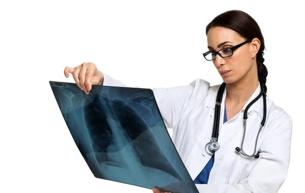 Doctora Examinando Una Radiografía Pulmonar — Foto de Stock