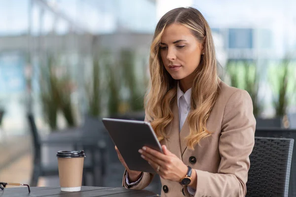 Jeune Femme Affaires Sur Une Pause Café Aide Ordinateur Tablette — Photo