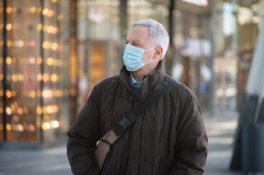 Maskeli işadamı işe gitmek için dışarı çıkıyor, Coronavirus insanları yaşam tarzı konsepti