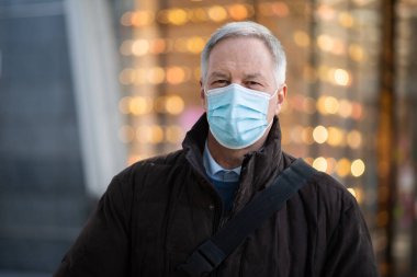 Maskeli işadamı işe gitmek için dışarı çıkıyor, Coronavirus insanları yaşam tarzı konsepti