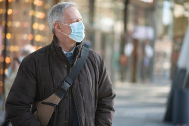 Maskeli işadamı işe gitmek için dışarı çıkıyor, Coronavirus insanları yaşam tarzı konsepti
