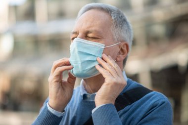 Maskeli işadamı işe gitmek için dışarı çıkıyor, Coronavirus insanları yaşam tarzı konsepti