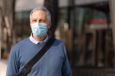 Maskeli işadamı işe gitmek için dışarı çıkıyor, Coronavirus insanları yaşam tarzı konsepti