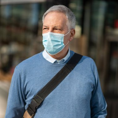 Maskeli işadamı işe gitmek için dışarı çıkıyor, Coronavirus insanları yaşam tarzı konsepti