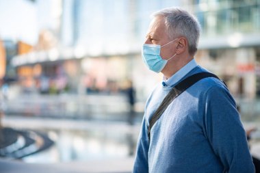 Maskeli işadamı işe gitmek için dışarı çıkıyor, Coronavirus insanları yaşam tarzı konsepti