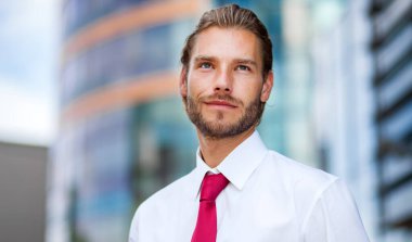 Modern şehir ortamında yakışıklı, sarışın, kuzeyli bir iş adamı.