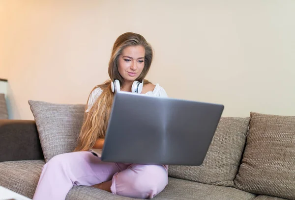 Mujer Joven Usando Ordenador Portátil Mientras Relaja Sofá — Foto de Stock