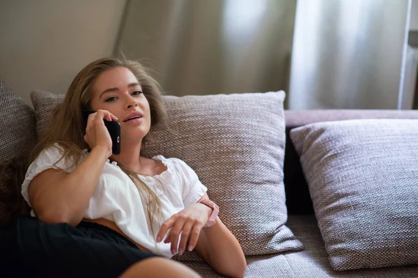 Kvinna Som Använder Mobiltelefon Medan Kopplar Soffan Sin Lägenhet — Stockfoto