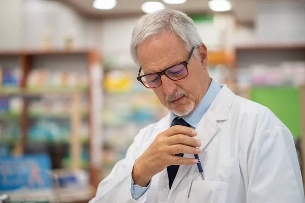 Farmacêutico Sénior Tirar Uma Caneta Bolso — Fotografia de Stock