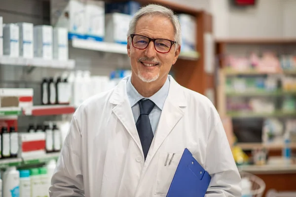 Pharmacien Souriant Debout Dans Son Magasin — Photo