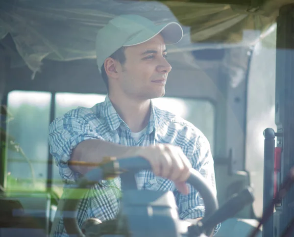 Glimlachende Jonge Boer Een Tractor — Stockfoto
