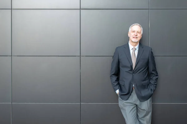 Hombre Negocios Guapo Mayor Parado Junto Una Pared Negra — Foto de Stock