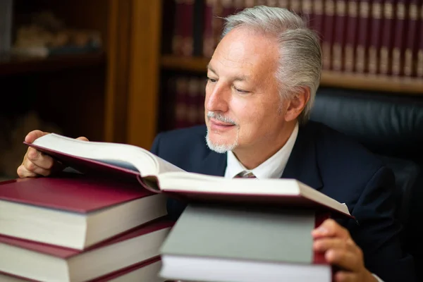 Porträtt Framgångsrik Leende Affärsman Som Läser Bok Sitt Kontor — Stockfoto