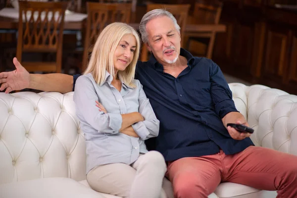 Portrait Couple Âge Mûr Regardant Télévision — Photo