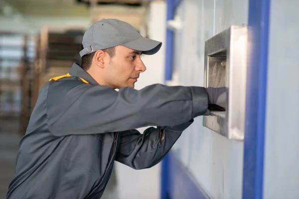 Industrial Worker Fixing Production Machine — Stock Photo, Image