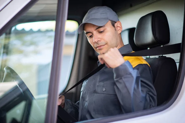 Entregador Colocando Cinto Segurança Sua Van — Fotografia de Stock