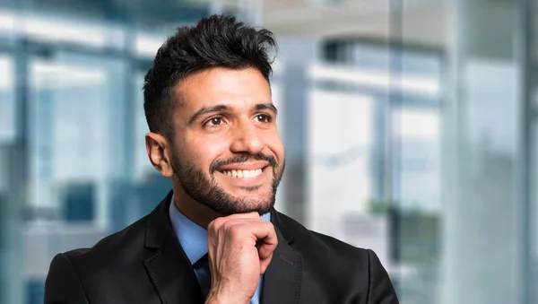 Joven Hombre Negocios Guapo Sonriendo —  Fotos de Stock