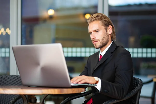 Handsome Blond Manager Using His Laptop Outdoor Cafe — Stock Photo, Image