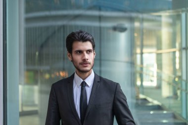 Genç işadamı camın önünde.