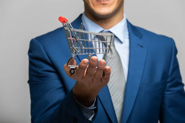 Biznesmen Trzymający Mini Wózek Zakupy — Zdjęcie stockowe
