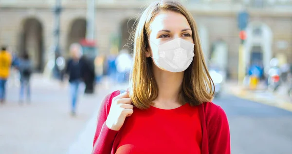 Mujer Joven Caminando Ciudad Paños Casuales Covid Coronavirus Concepto —  Fotos de Stock