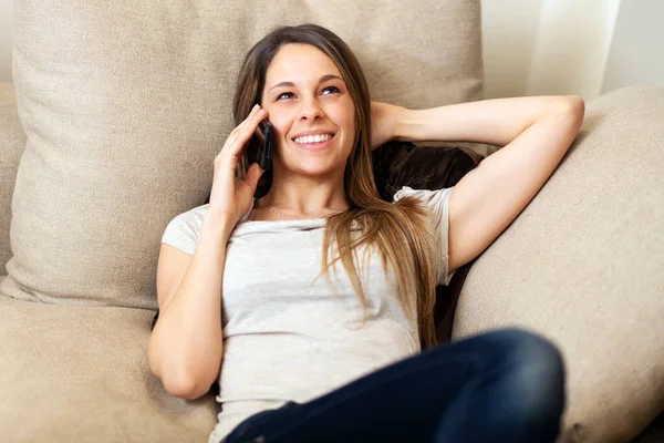 Mujer Joven Hablando Por Teléfono —  Fotos de Stock