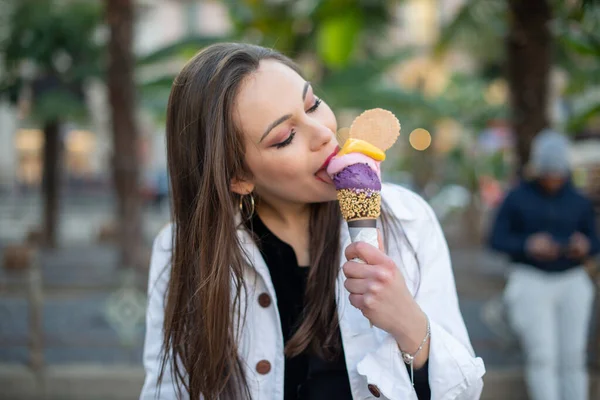 Attrayant Jeune Fille Manger Crème Glacée Dans Rue Ville — Photo