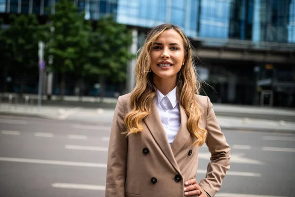 Mladý Blondýnka Businesswoman Venkovní Portrét — Stock fotografie