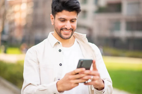 Man Die Zijn Mobiele Telefoon Gebruikt Een Stedelijke Omgeving — Stockfoto