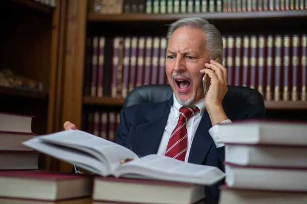 Hombre Negocios Enojado Hablando Teléfono Celular Mientras Lee Libro — Foto de Stock