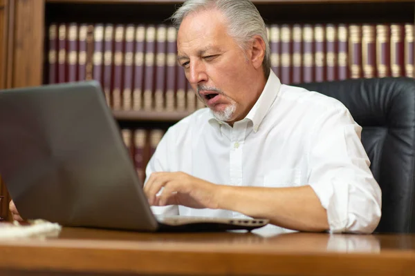 Homme Affaires Fatigué Ennuyé Travaillant Dans Son Bureau Domicile — Photo