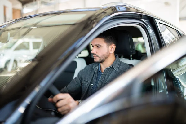 Jovem Tomando Olhar Para Carro Showroom — Fotografia de Stock