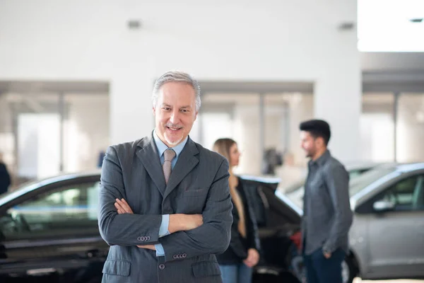 Portret Van Een Glimlachende Rijpe Autodealer Zijn Showroom — Stockfoto