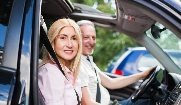 Heureux Couple Personnes Âgées Voyage Dans Leur Voiture — Photo