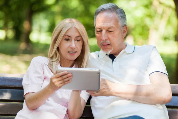 Mature Couple Using Digital Tablet Outdoors — Stock Photo, Image