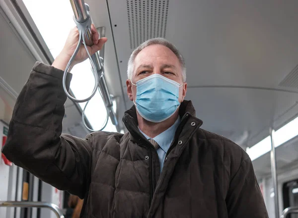 コロナウイルスCovid旅行コンセプト 地下鉄の電車の中で覆面ビジネスマン通勤 — ストック写真
