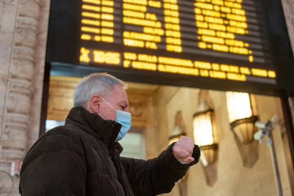 駅や空港で列車や飛行時間をチェックする男 — ストック写真