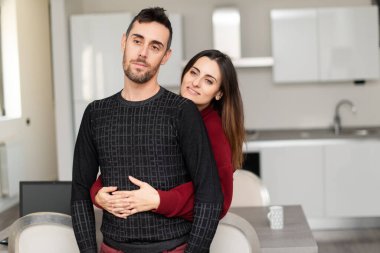 Mutlu çift evlerinde sarılıyor.